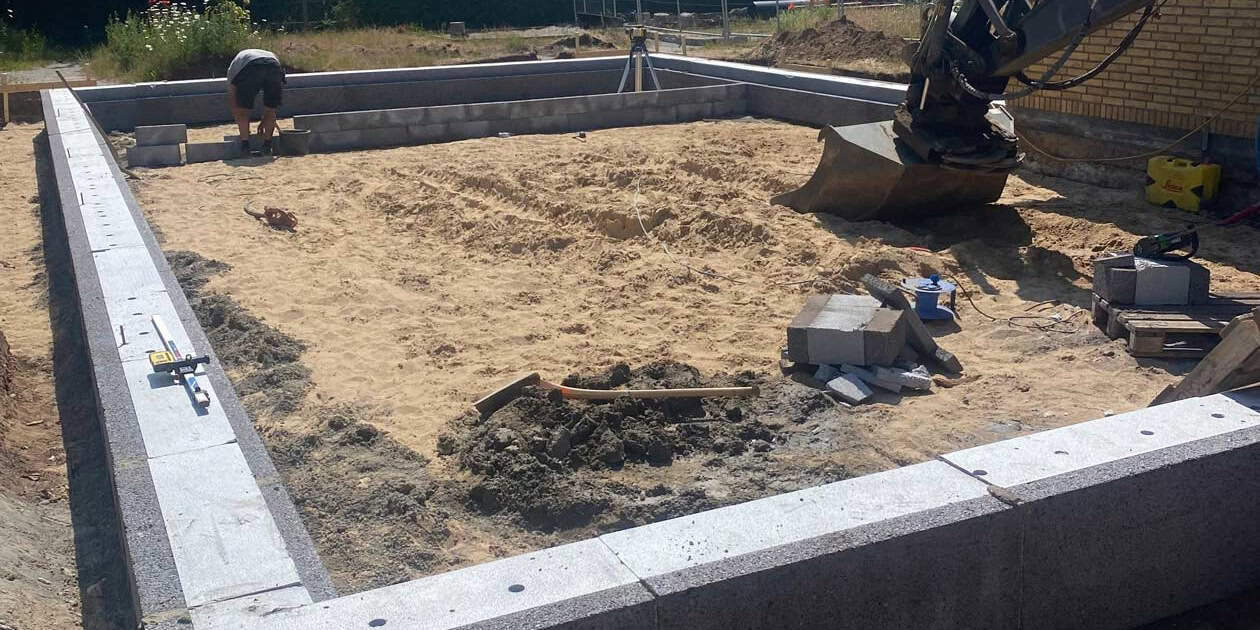 Maskiner bruges til at forberede jorden til støbning af fundament