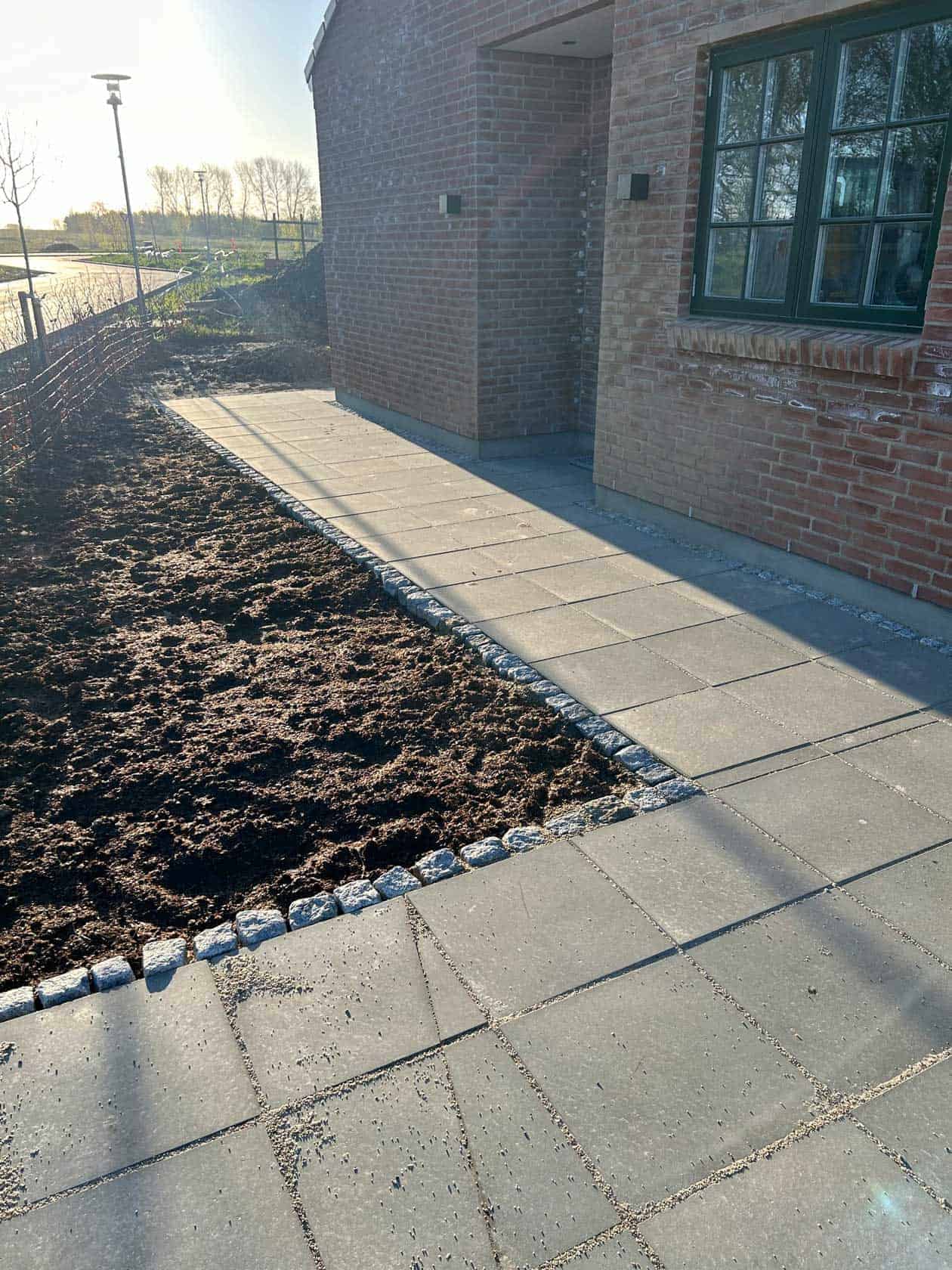 Flot og præcis belægning af fliser rundt om hus