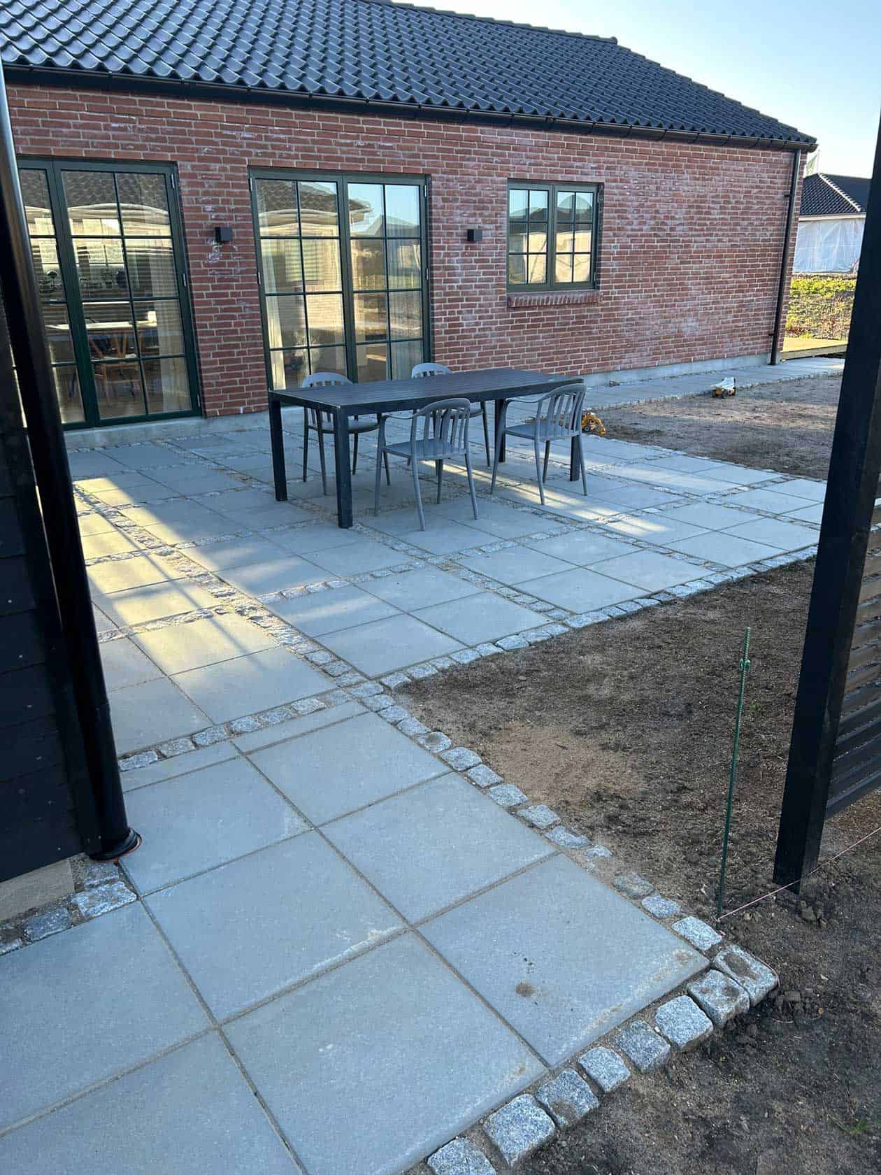 Efter billede af flisebelægning ved hus på Fyn