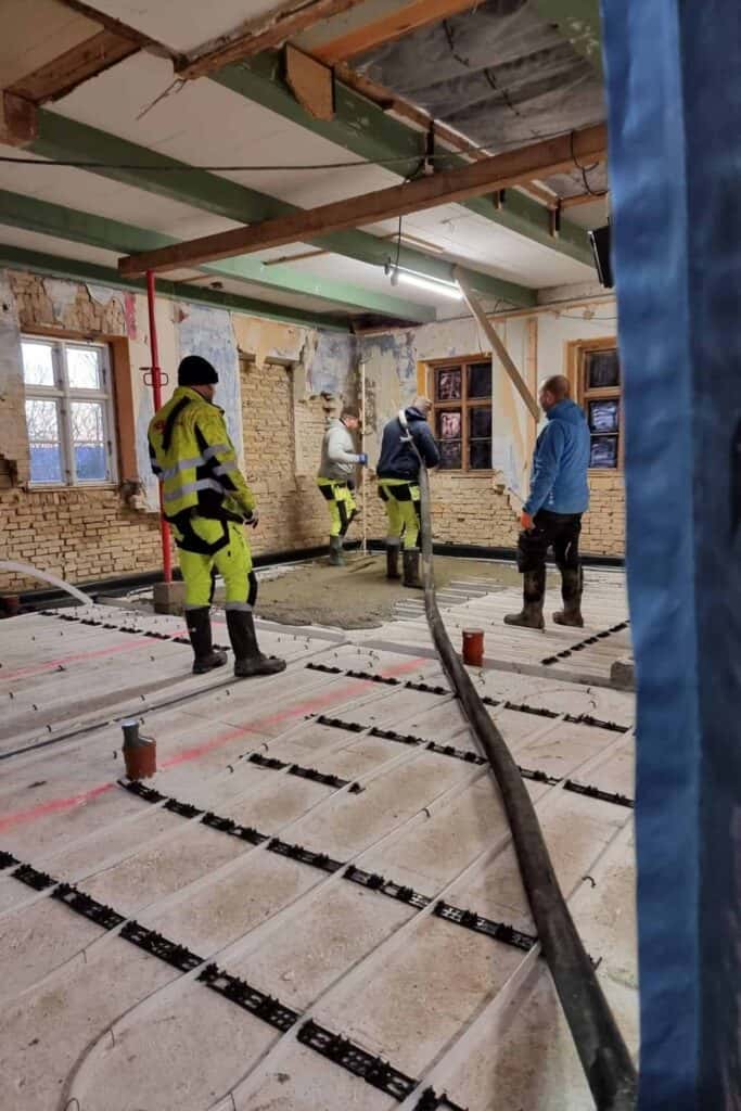 Støbning af fundament udføres af entreprenør på Fyn ved renovering af hus
