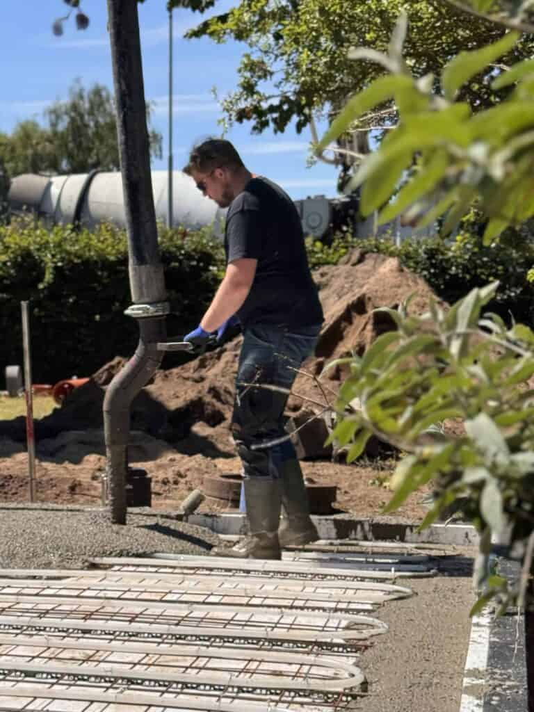 Indkørsel støbes i beton af Roesholm Entreprise